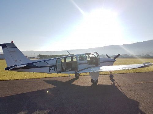 Vol depuis Lyon jusqu'à Morlaix en Beechcraft (aller/retour)