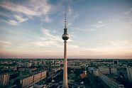 Fly Over Berliner Fernsehturm Wingly