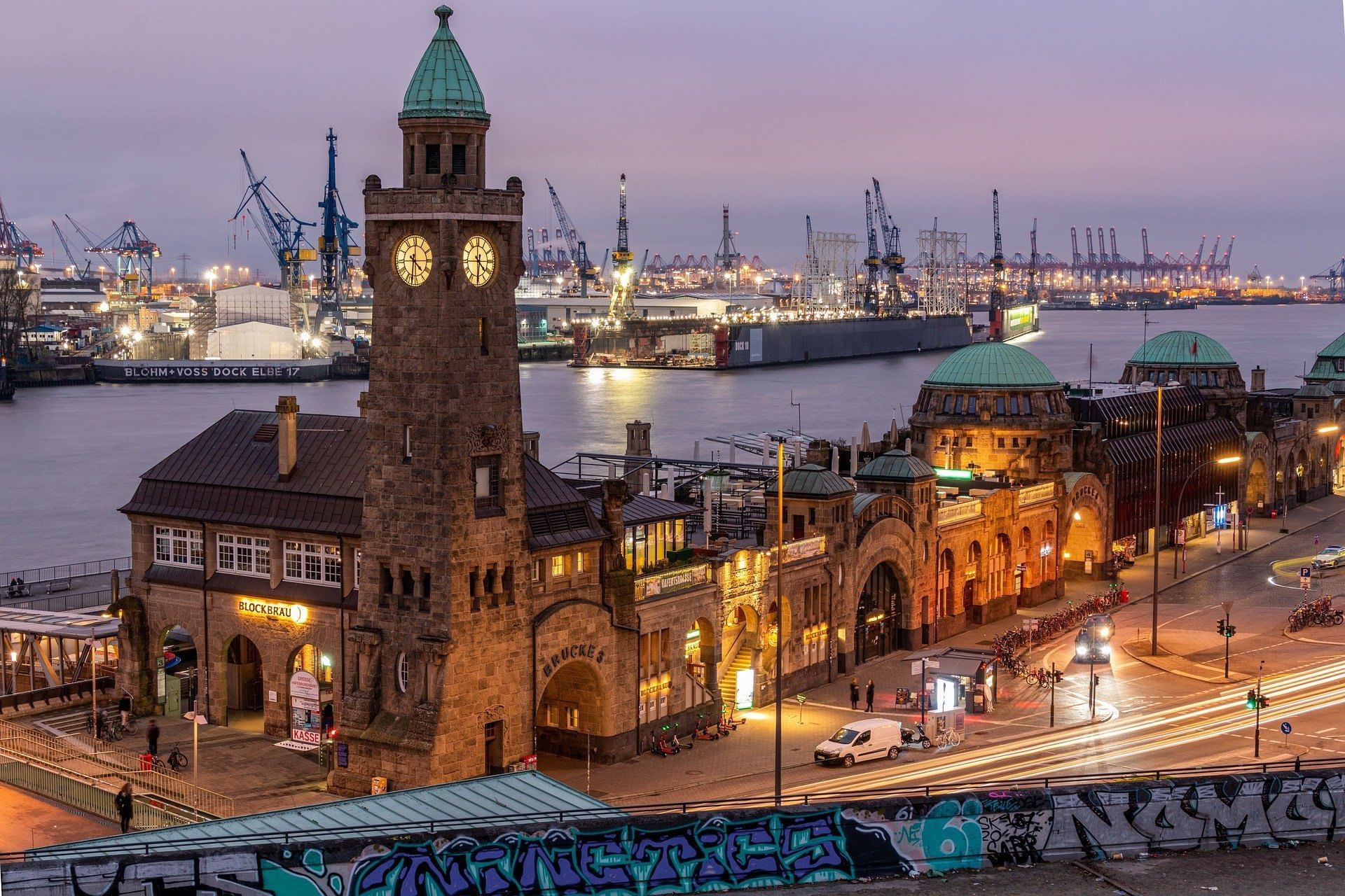 Business Flug nach Hamburg Taxiflug hin und zurück • Wingly