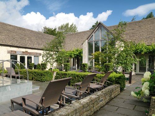 Join me on a helicopter flight to Calcott Manor Hotel (1 person)