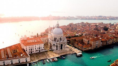 Stilvoll nach Venedig fliegen