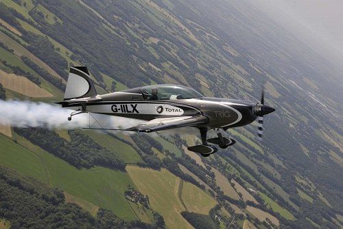 Berkshire: Aerobatics flight with briefing in an Extra 330! • Wingly