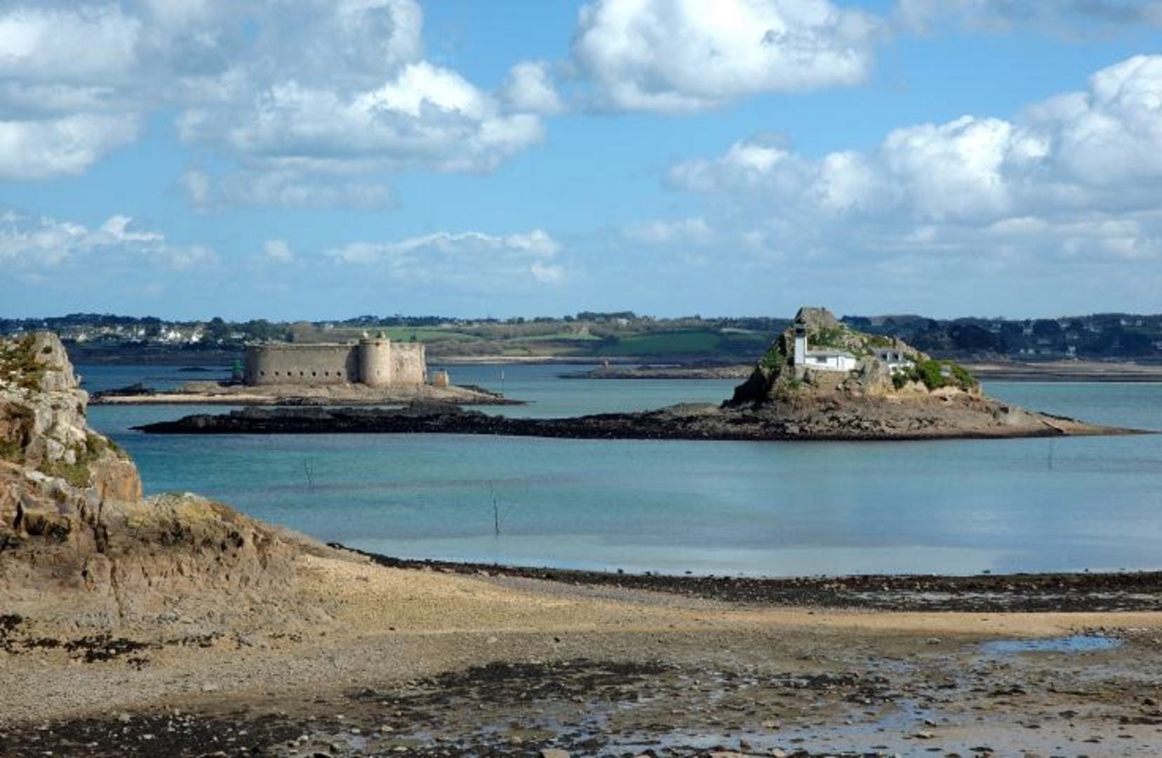 La baie de Morlaix, le château du Taureau et l'ïle de Batz • Wingly