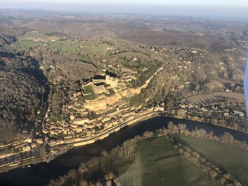 Survol des chateaux de Dordogne
